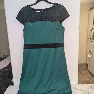 London Style Gently Loved Macys Women's Green and Black Lace Dress Size 14